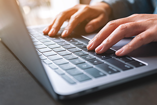 送出機関およびグループ受入システム